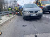 Poważny wypadek Łękwicy. Motocyklista doznał obrażeń po uderzeniu w samochód osobowy