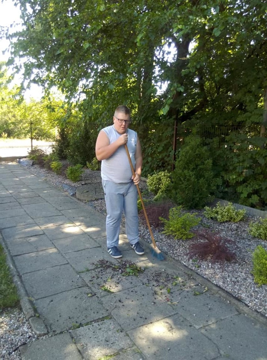 W Warsztacie Terapii Zajęciowej w Sycowie trwa letnie sprzątanie ogrodu