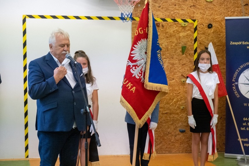 Bytyń. Nowy rok uczniowie rozpoczęli z nowym sztandarem