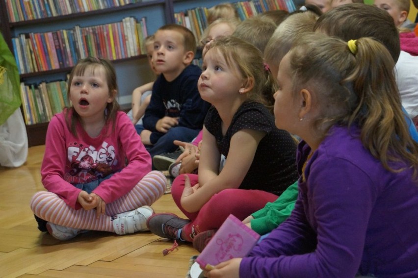 Biblioteka w Nędzy gościła znaną pisarkę, Elżbietę...