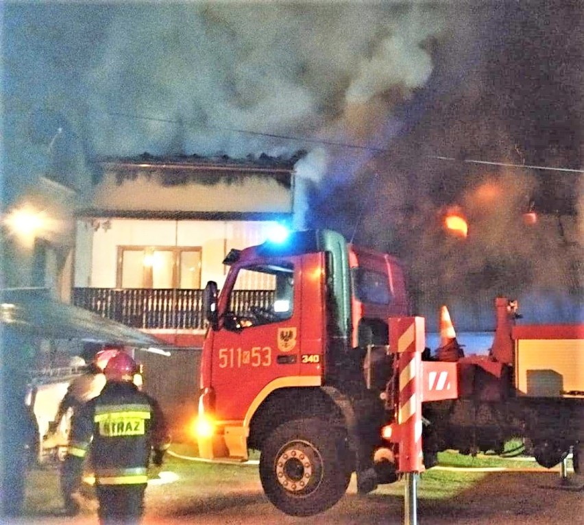 Bielany. Krok od tragedii w pożarze stodoły. Ogień zagrażał okolicznym budynkom. Policjanci ewakuowali seniorów z sąsiedniego domu