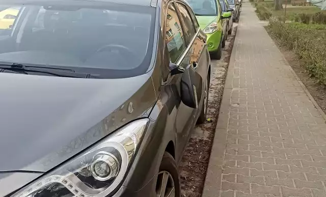 Ktoś uszkodził samochody na osiedlu w Lesznie. Nagroda za pomoc w ujęciu sprawcy