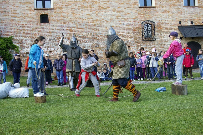 Sieraków - Uczniowie z Poznania bawili się na zamku Opalińskich