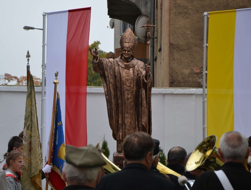 Malbork: Pomnik Jana Pawła II na 10-lecie Gimnazjum Katolickiego