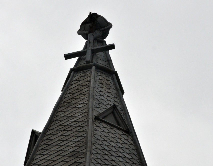 Wiatr złamał krzyż na wieży kościoła św. Mateusza przy...