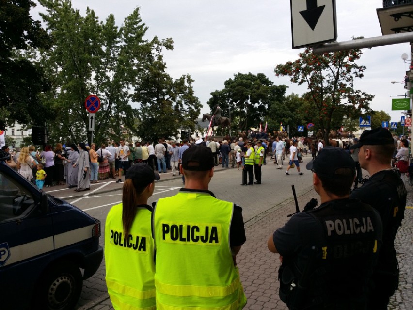 Policjanci zabezpieczali odsłonięcie pomnika
