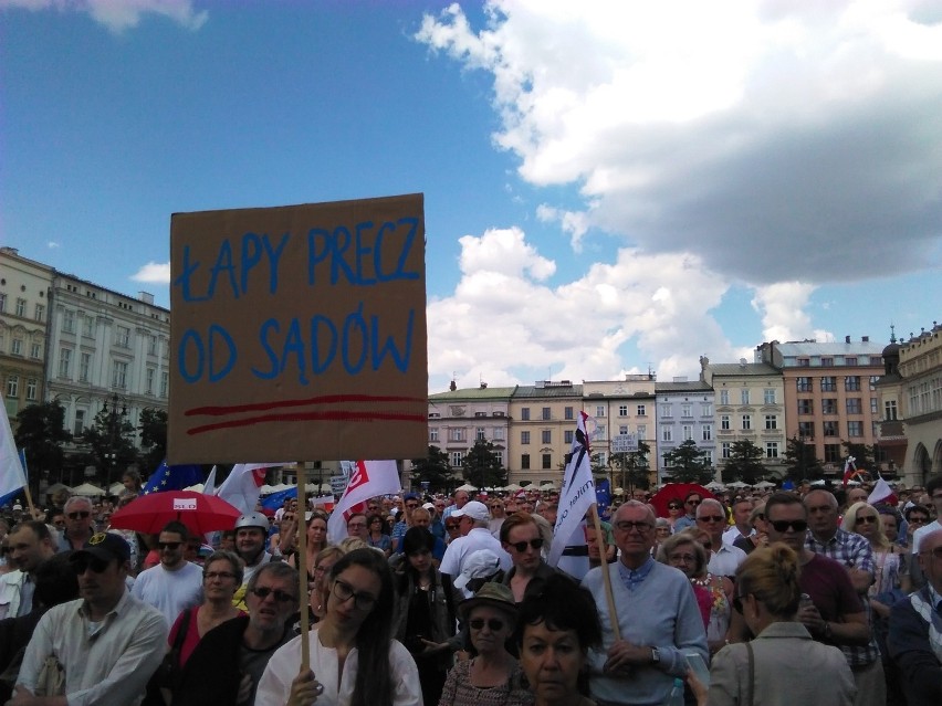 Tłum protestował w Krakowie przeciw zmianom w sądach [ZDJĘCIA]