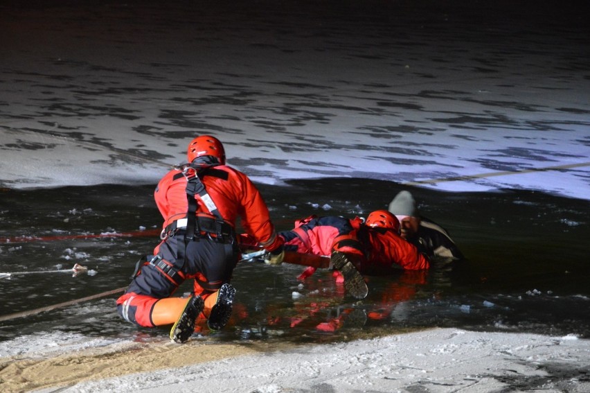 Nocne ćwiczenia strażaków z Ostrowca. Wyciągali człowieka spod lodu
