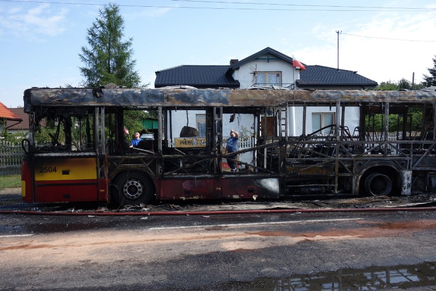 Na ul. Zakładowej zapalił się autobus łódzkiego MPK. Pasażerów ewakuował kierowca [ZDJĘCIA]