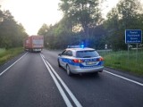 Wypadek rowerzysty na DK74 między Jaksonkiem a Honoratowem. Pijany cyklista wpadł pod TIR-a i wyszedł prawie bez szwanku. ZDJĘCIA