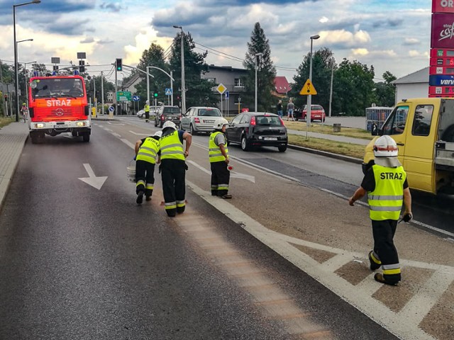 Strażacy usuwali długą plamę oleju w Rydułtowach