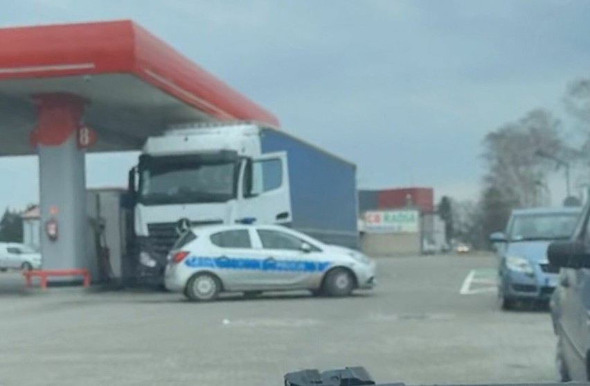 Moment zatrzymania przez policję kierowcy tira w Lesznie,...