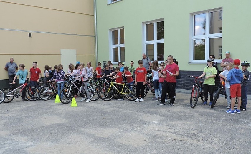Szkoła nr 1 w Chodzieży: Uczniowie zdawali egzamin na kartę rowerową [FOTO]