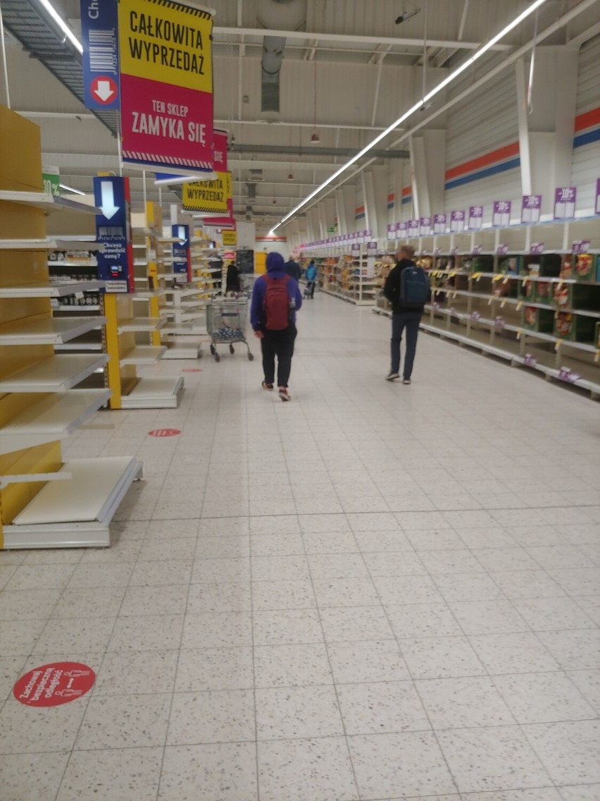 Tesco Kabaty opustoszało. Na sprzedaż lady chłodzące i kasy samoobsługowe. Co pozostało po kultowym sklepie na Ursynowie?