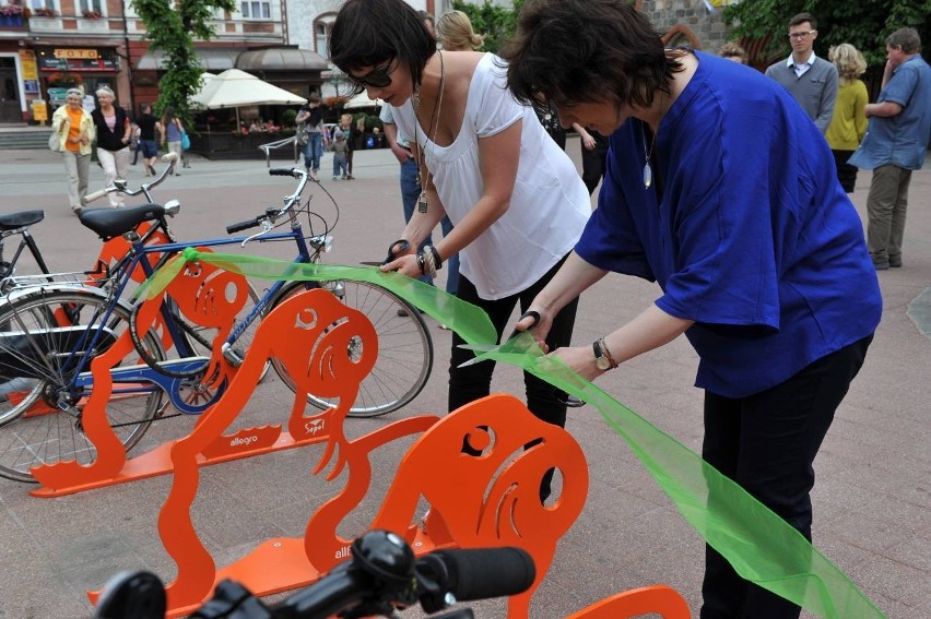 Pomarańczowe stojaki rowerowe już stoją w Sopocie