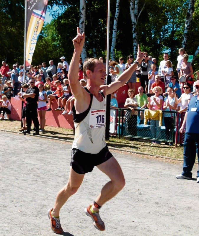 Zwycięzca biegu na 10 km Łukasz Grajcarz z Konopisk