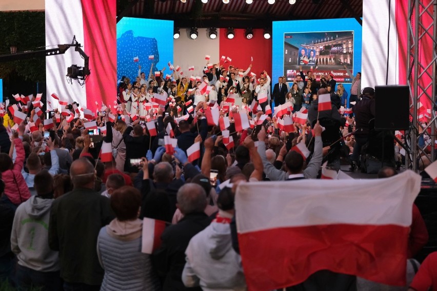 Andrzej Duda tuż po ogłoszeniu wyników drugiej tury wyborów prezydenckich. Zobacz zdjęcia!