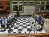 Olbrzymia szachownica w przedszkolu w Pilźnie