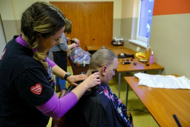 Fryzjerka Angelika Biegniewska za darmo strzyże osoby bezdomne, którym pomaga Serce Torunia.