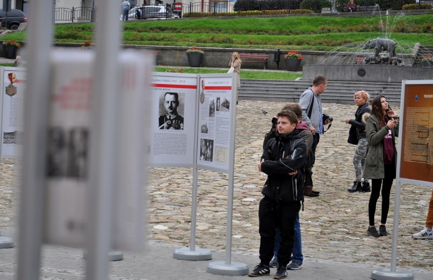 Na Rynku w Przemyślu otwarto ogólnopolską wystawę "Ojcowie...