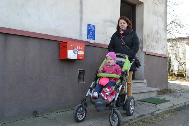 Barbara Maroszek z Miedźnej mimo, że sporo spraw załatwia przez internet i tak odwiedza pocztę. Uważa, jak i inni mieszkańcy, że jest potrzebna.
