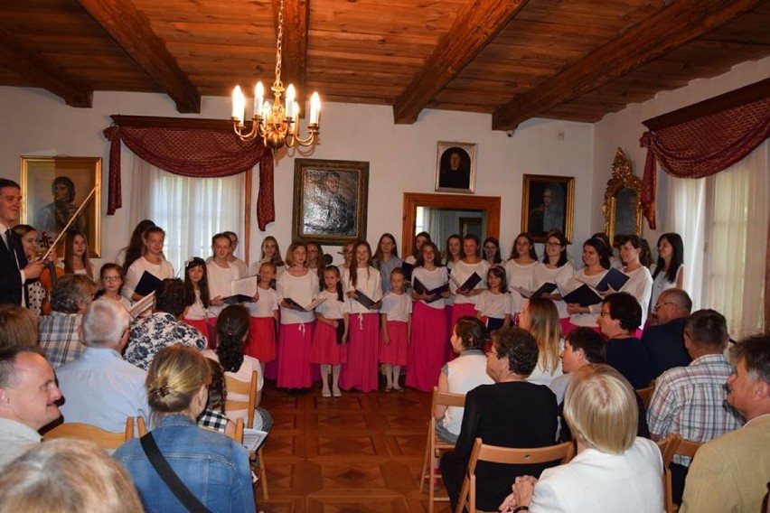 Chór PMDKIS w Wieluniu świętował 10-lecie. Z tej okazji dał koncert