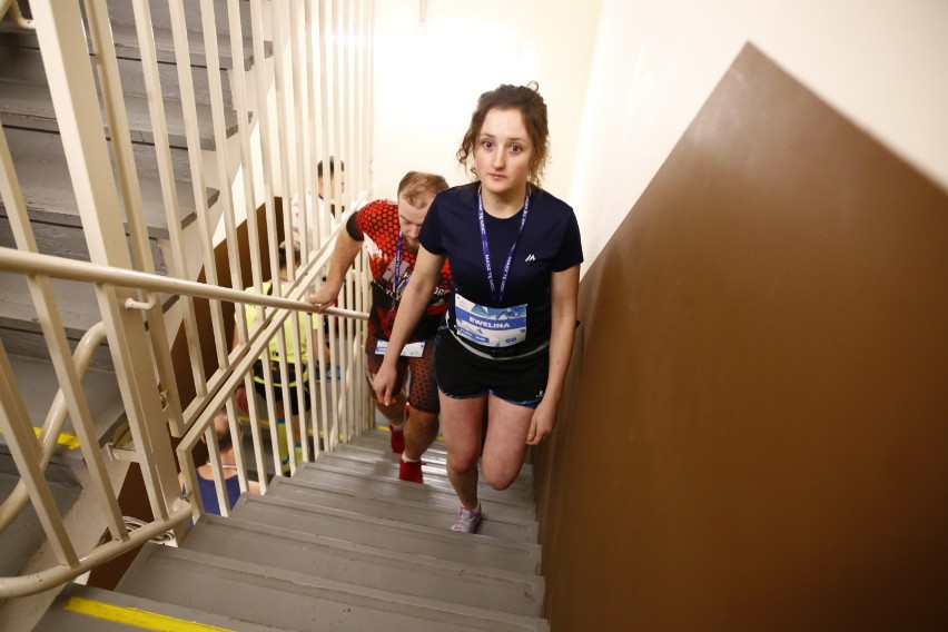 Everest Run 2020 Warszawa. Bieg po schodach hotelu Marriott na szczyt 