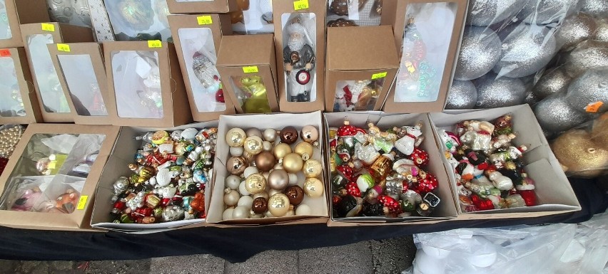 Świąteczne ozdoby i dekoracje na kieleckich bazarach. Są choinki, stroiki, bombki, łańcuchy, skrzaty, figurki świecące i grające. Zobacz