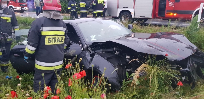 Wypadek w Gaszynie. Kierujący ferrari chciał uniknąć potrącenia psa i stracił panowanie nad pojazdem FOTO