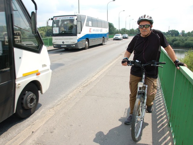 Drgania mostu są ogromne. Remonty niewiele tu pomogą - mówi Stanisław Klimczyk, który często podróżuje między brzegami Dunajca na rowerze. - Ciężarówki nie powinny tędy się przeprawiać