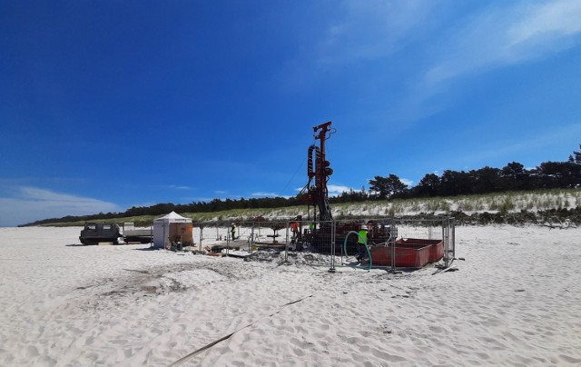 Miejsce badań geotechnicznych na plaży w Lubiatowie.