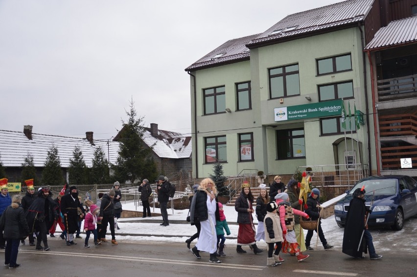 Przegląd grup kolędniczych w Niegowie. Na ulicach misie, cyganki, herody, diabły i anioły