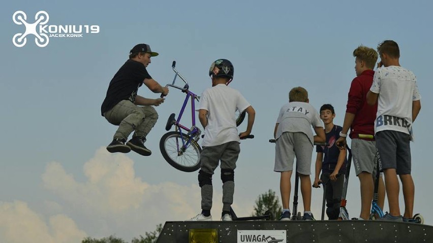 Podniebne ewolucje w skateparku przy Folwareckiej na zdjęciach Jacka Konika! GALERIA