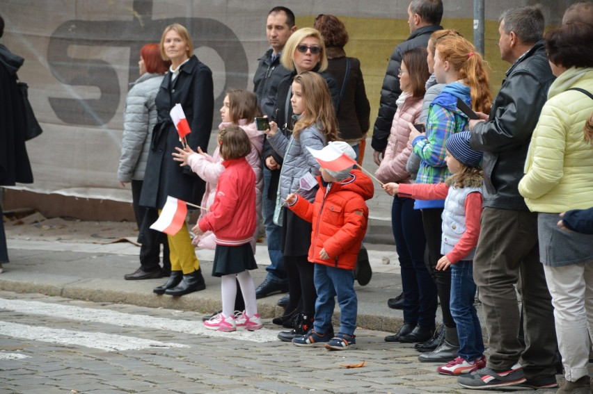 Obchody stulecia odzyskania niepodległości przez Polskę w Opolu. Wielu mieszkańców na placu Wolności