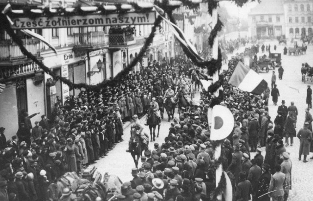 22 stycznia, o godz. 11 w Miejskiej Bibliotece Publicznej im. Walentego Fiałka otwarta zostanie wystawa pt. „Tak się żyło przed 100 laty”. Będzie można przyjrzeć się z bliska, np. przedmiotom codziennego użytku  z tamtych czasów, pochodzącym ze zbiorów prywatnych.

Z kolei o godz. 16.30 przy Grobie Nieznanego Żołnierza odbędą się uroczystości z okazji 100. rocznicy wkroczenia do Chełmna wojsk gen. Józefa Hallera. Wystawiony będzie posterunek honorowy przez 3 Batalion Drogowo-Mostowy w Chełmnie i uczniów Szkoły Mundurowej, ubranych w mundury historyczne.

O godz. 16.45 otwarta zostanie wystawa IPN „Należy stworzyć niepodległe państwo polskie (…) z wolnym dostępem do morza. Powrót Pomorza i Kujaw do Polski 1918-1920” z udziałem prof. Mirosław Golona - dyrektora Oddziału IPN w Gdańsku. Wykład Uniwersytetu Trzeciego Wieku w Chełmnie „Ocalić od zapomnienia. Śladami garnizonu chełmińskiego” wygłosi mgr Władysław Flieger. Wstęp wolny.

Na okrągły jubileusz zaplanowano w Chełmnie też otwarcie wystawy czasowej „100-lecie powrotu Chełmna do Polski”. Nastąpi to 29 stycznia, o godz. 16.30, w Sali Mieszczańskiej Ratusza. Wystawa będzie czynna do końca lutego 2020 roku. 

W Chełmnie mają też ciekawe plany dotyczące uczczenia wyjątkowej rocznicy. 

- Jest złożony wniosek o dofinansowanie zadania realizowanego z Programu Wieloletniego NIEPODLEGŁA na lata 2017-2022: "Widowisko Plenerowe upamiętniające 100 rocznicę wkroczenia wojsk gen. Józefa Hallera do Chełmna" - mówi Janusz Napora, dyrektor Chełmińskiego Domu Kultury. - To projekt mający na celu upamiętnienie setnej rocznicy odzyskania niepodległości przez Chełmno, poprzez organizację inscenizacji nawiązującej do historii oraz tradycji ziemi chełmińskiej. Przywołane w projekcie wydarzenie, przedstawione w postaci żywej lekcji historii, ma za zadanie ukazać Chełmno jako ważny ośrodek walki o Polskość. W widowisku zobrazowane zostanie wyzwolenie miasta przez wojsko polskie pod dowództwem gen. J. Hallera. Zgodnie z dokumentacją fotograficzną z 1920 roku Chełmno będzie przyozdobione zielonymi girlandami, powstanie brama powitalna, przez którą wjeżdżał gen. Haller ze swoją błękitną armią, w którą wcielą się wolontariusze i grupy rekonstrukcyjne. Planowany termin realizacji to 25 kwietnia. Kwota wnioskowana przez ChDK to 83,6 tys. złotych, a całkowita wartość zadania sięgnie 98,6 tys. złotych.

Przypomnijmy, dzień 11 listopada 1918 roku tak ważny dla Warszawy czy Krakowa nie był jeszcze dniem wolności dla Chełmna i całego Pomorza.

- Tereny te były okupowane przez oddziały Grenzschutzu, a przez kolejnych 14 miesięcy Polacy znacznie wzmogli swoją działalność narodową - mówi Anna Grzeszna-Kozikowska, historyk z Muzeum Ziemi Chełmińskiej. - W Chełmnie aktywnie rozpoczęła swe funkcjonowanie Powiatowa Rada Ludowa, która stała się reprezentantem interesów ludności polskiej, a wybory do jej składu odbyły się już 24 listopada 1918 roku. Po wydaniu odpowiednich zarządzeń przewidywano, że wojsko polskie wkroczy do Chełmna w dniu 22 stycznia 1920 roku. O godzinie 2 w południe na Placu Wolności zebrały się wszystkie chełmińskie towarzystwa, cechy rzemieślnicze i liczne organizacje, by w uroczystej defiladzie przejść na Rynek i tu oczekiwać wojska polskiego. Punktualnie o godzinie 16 w dniu 22 stycznia 1920 roku do miasta zaczęły wkraczać pierwsze oddziały polskie pod dowództwem pułkownika Mariana Januszajtisa. 

Uroczystości na chełmińskim rynku zakończyły się paradą wojsk polskich, których do miasta przybyło około 2 tysiące.
- Po paradzie wojsko udało się do koszar, gdzie przyjmowały je reprezentacje miasta - dodaje Anna Grzeszna-Kozikowska. - Tydzień później, 29 stycznia 1920 roku, do Chełmna przybył sam „błękitny generał” Józef Hallera na którego również entuzjastycznie oczekiwało społeczeństwo Chełmna.