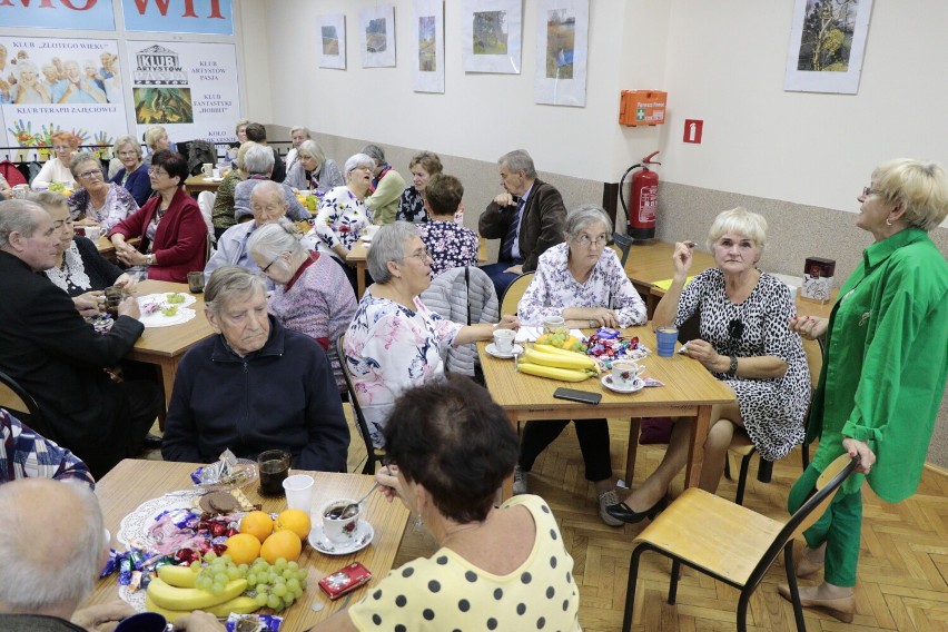 Seniorzy z Klubu Złoty Wiek, działającego przy SM Piast w Złotowie, świętowali w Ziemowicie koniec lata.