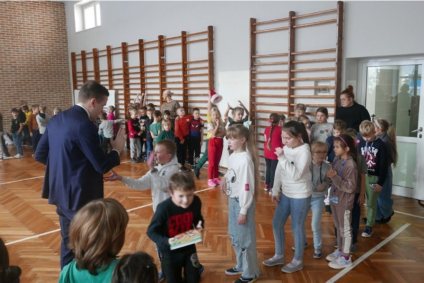 Mistrz szachowy Michał Kanarkiewicz spotkał się z dziećmi wejherowskich podstawówek