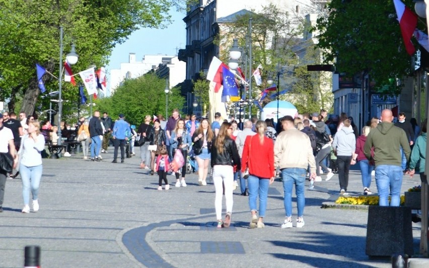 Tłumy na deptaku w Radomiu w niedzielne popołudnie. Pogoda dopisała, było mnóstwo spacerujących. Zobacz zdjęcia