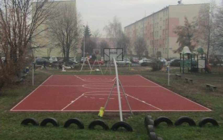 Mieszkańcy Brzeszcz mogą już korzystać z placu sportowo-rekreacyjnego przy ul. Słowackiego. Po rewitalizacji jest jak nowy [ZDJĘCIA]