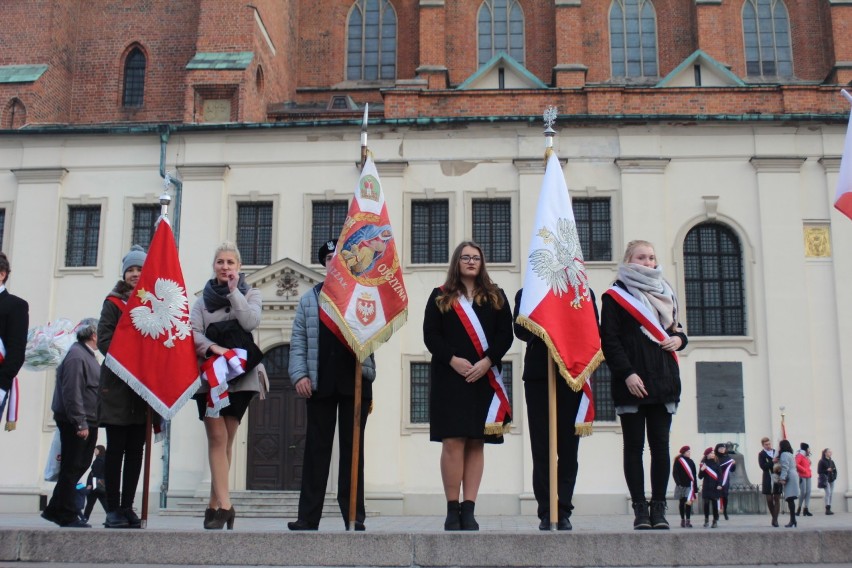 Złożenie wiązanek kwiatów przez poszczególne delegacje