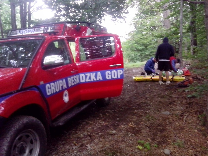 Beskid Mały: Wypadek rowerzysty w górach. Mężczyzna z urazem kręgosłupa trafił do szpitala