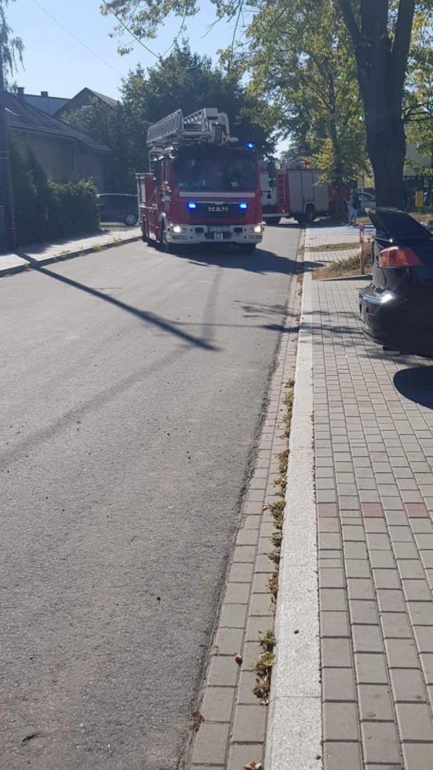 Lubliniec: pożar za halą sportową przy Szkole Podstawowej nr 3 [ZDJĘCIA]