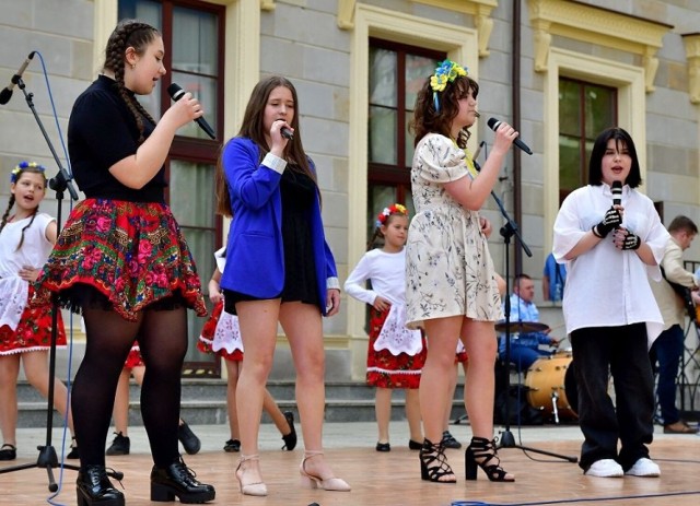 Podczas festynu w Skarżysku występowały dzieci z miejscowych szkół podstawowych.