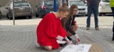 W Gorlicach "zebry" krzyczą Podnieś głowę! Warto żyć! Trwa akcja malowania napisów przy przejściach dla pieszych w pobliżu szkół