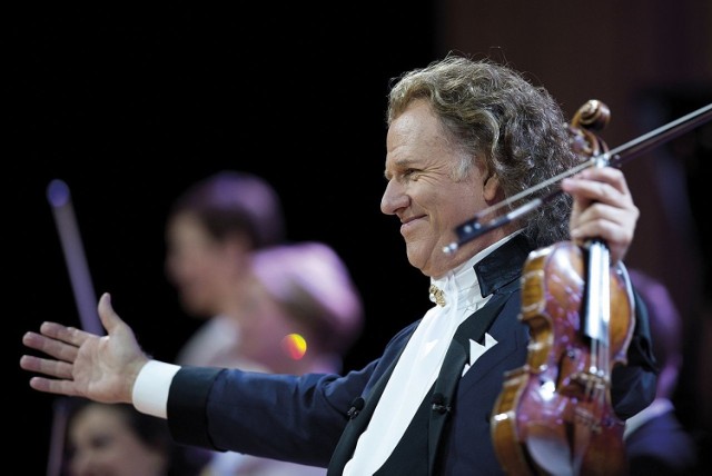 Andre Rieu

26.05.2018 Gdańsk/Sopot (ERGO ARENA)

Kariera holenderskiego skrzypka André Rieu trwa od ponad 30 lat - jest nie tylko świetnym artystą, jest po prostu "Królem Walca". Tysiące fanów z całego świata - w tym pięć kontynentów - uwielbia jego przepiękne mieszanki walca z muzyką musicalową, operową i tę niezwykłą łatwość odsłuchu i dobrej zabawy. Z pewnością artysta wie, jak zorganizować i poprowadzić wielki pokaz, pełny romantycznych uniesień i dowcipnych zwrotów akcji. Jego trasy przyciągają ponad 600 000 osób rocznie.

Ceny biletów: od 190 do 490 zł