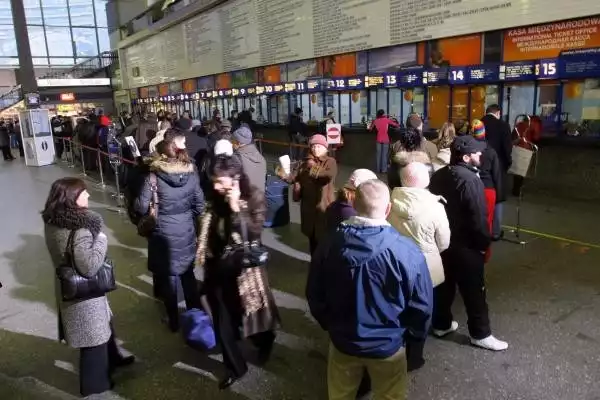 kolejki na Dworcu Centralnym odstraszają pasażerów