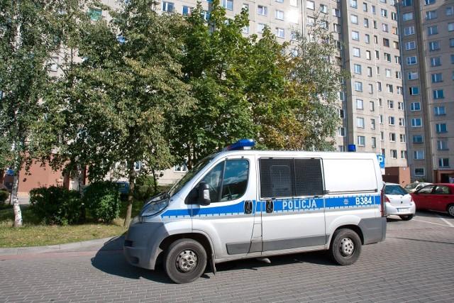 Mężczyzna runął na dach radiowozu policji marki fiat ducato z wysokości III piętra