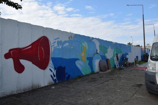 Na ulicy Krótkiej w Ustce powstaje mural