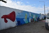 W Ustce na ulicy Krótkiej powstaje mural. Zobacz dotychczasowe efekty pracy artysty