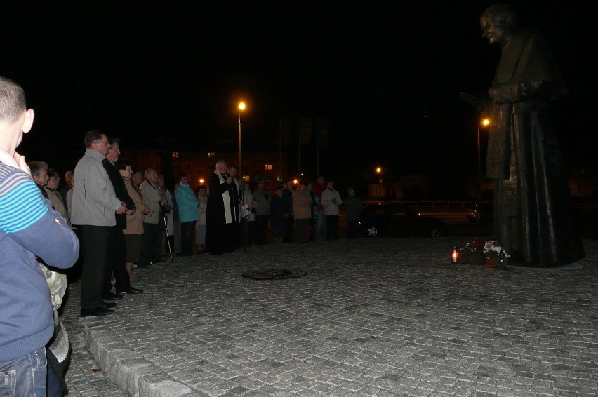 Apel pod pomnikiem papieża Jana Pawła II